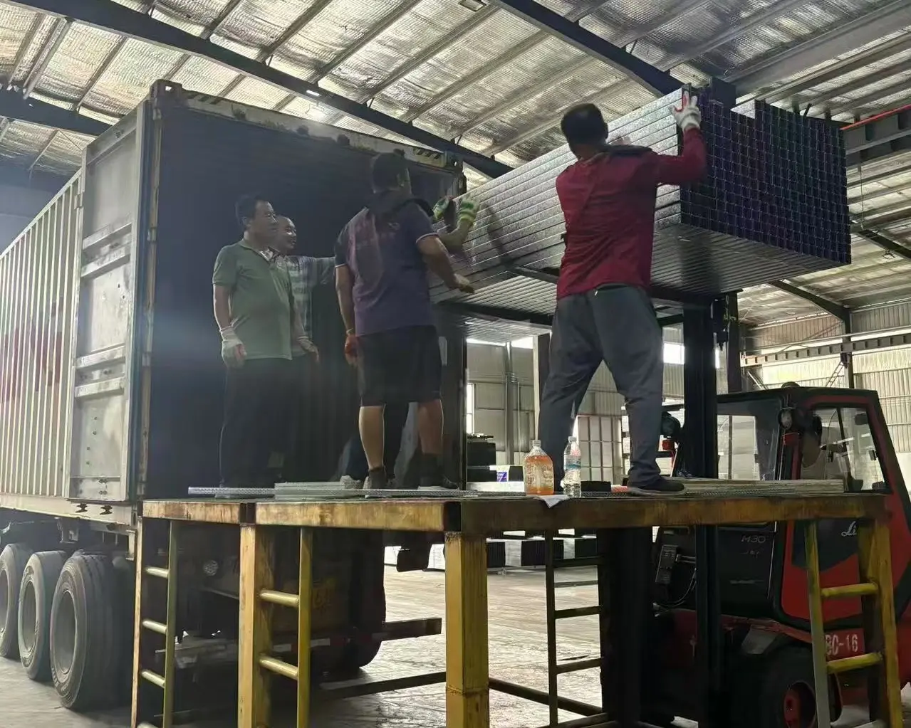 Our company's large order for light steel keels has been successfully dispatched after reuniting with our old Brazilian customer.