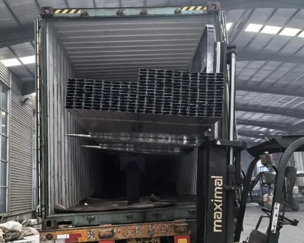 Live coverage of the container loading site! Four containers of light steel keels were sent to Brazil with full escort throughout the journey